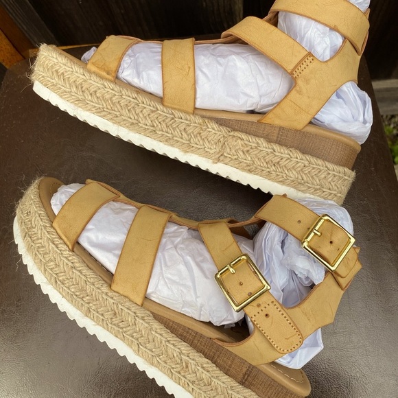 Soda Strappy Tan Sandals size 8 - Picture 9 of 10